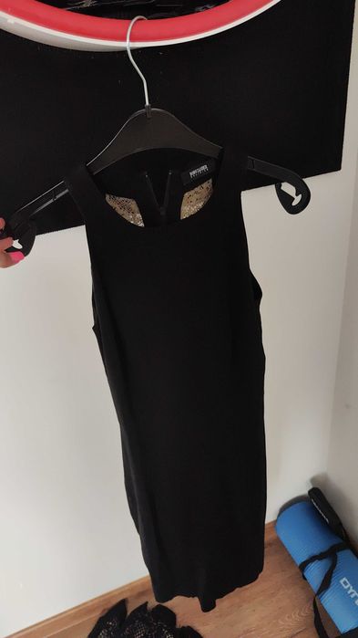 Рокля с ефектен гръб