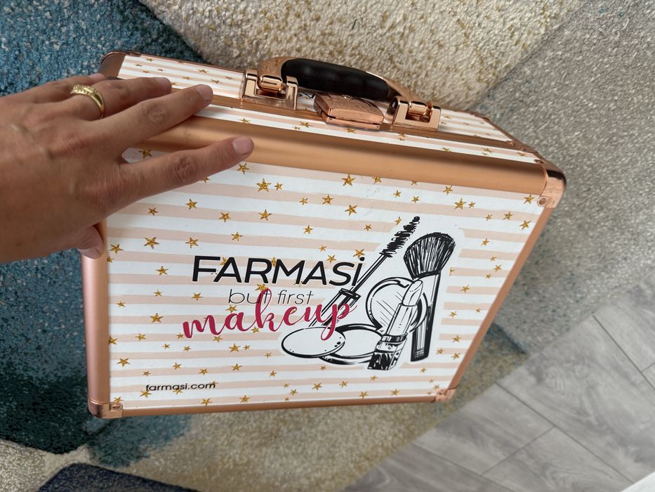 Geantă / Casetă machiaj profesională Farmasi, cu oglindă LED și rafturi
