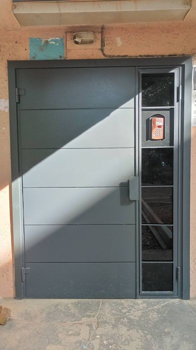 Изготовления  металлических подъездных дверей и установка домофона