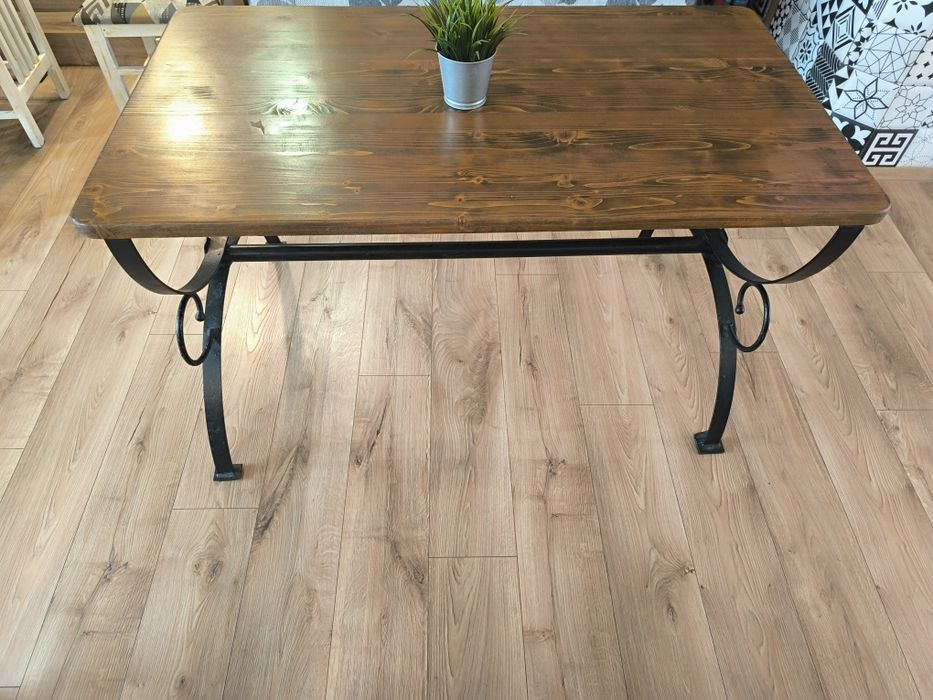 Трапезни имаси с дървен плот и желязна основа