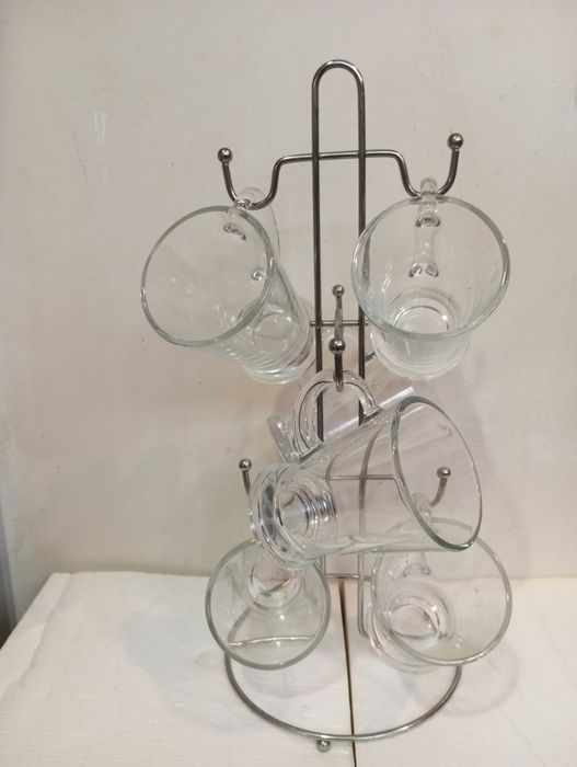 Чаши на метален статив