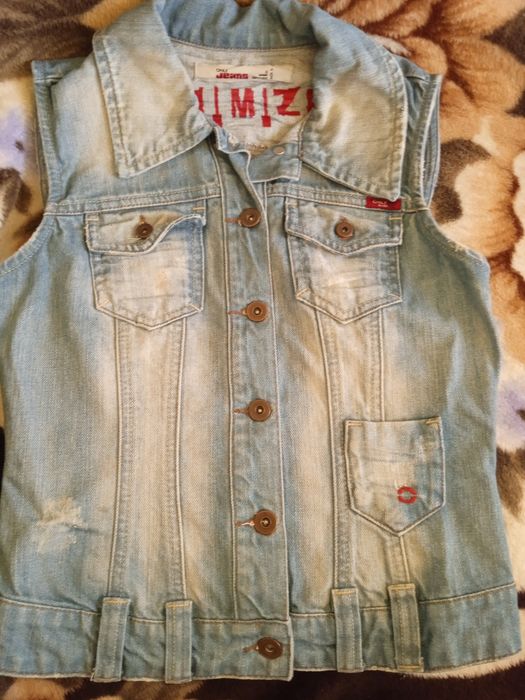 Tricouri fete mărimea S , toate la 60 de lei