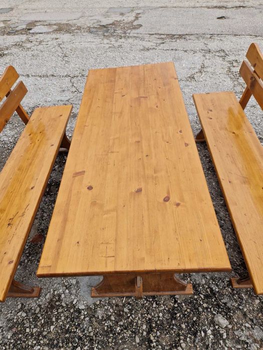 Дървени маси с пейки