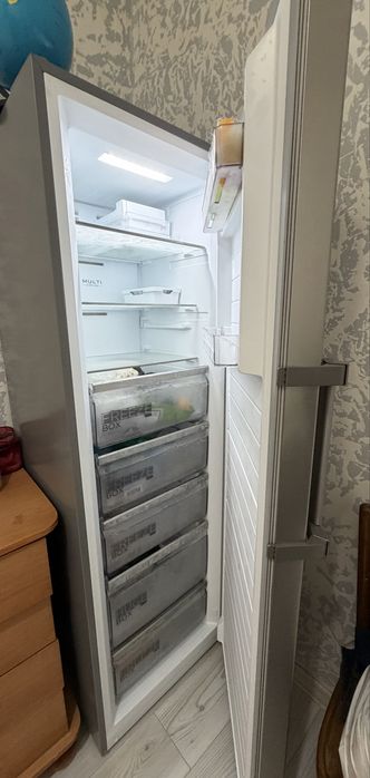 Продам морозилку Midea