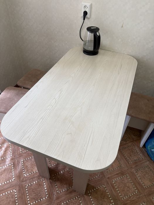 Продам кухонный стол со стульями. Размер стола: 120×65 см.