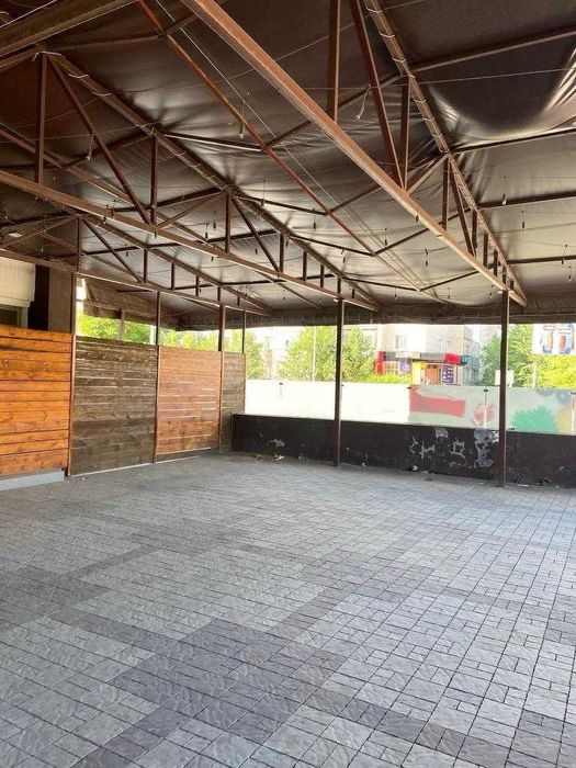 Отдельно стоящее здание в центре города.