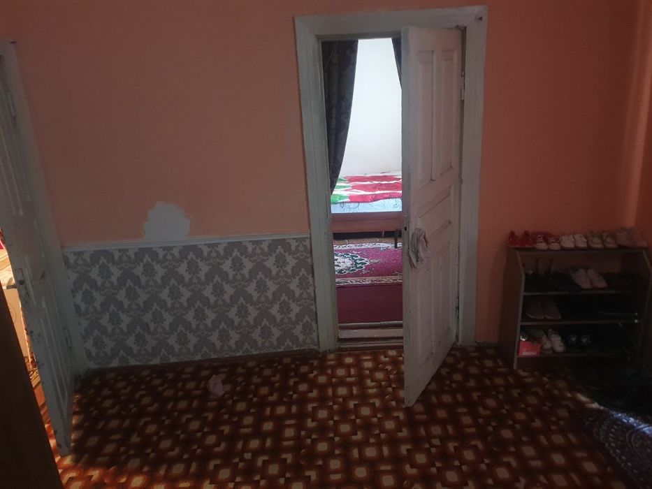 Gulisron shahar Do'slik qorgonida soliyev kochasida 9 sotix  5 xona uy