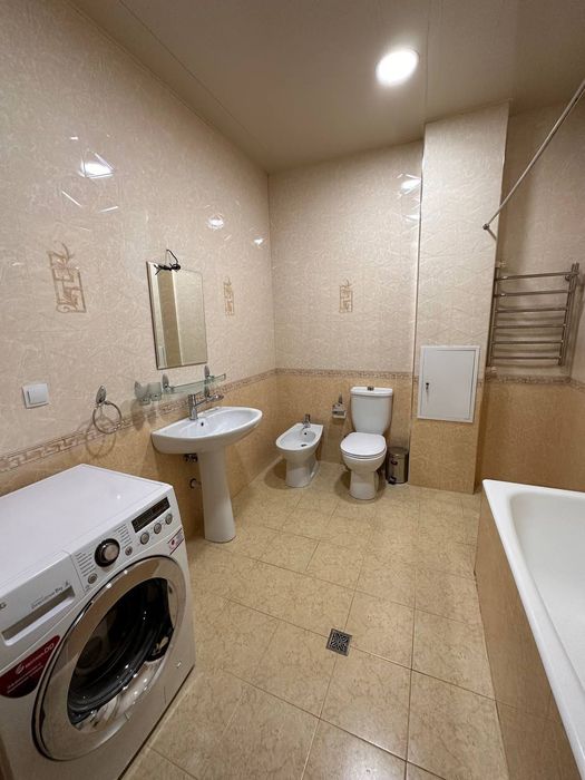 Kvartira sotiladi 200m2, 5 xona, 1etaj