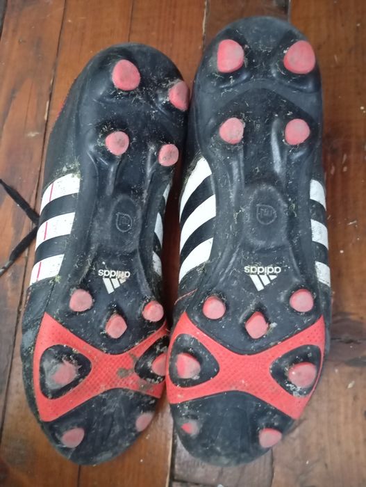 Футболни обувки (бутонки)