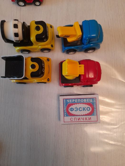 Продаю маленькие машинки.