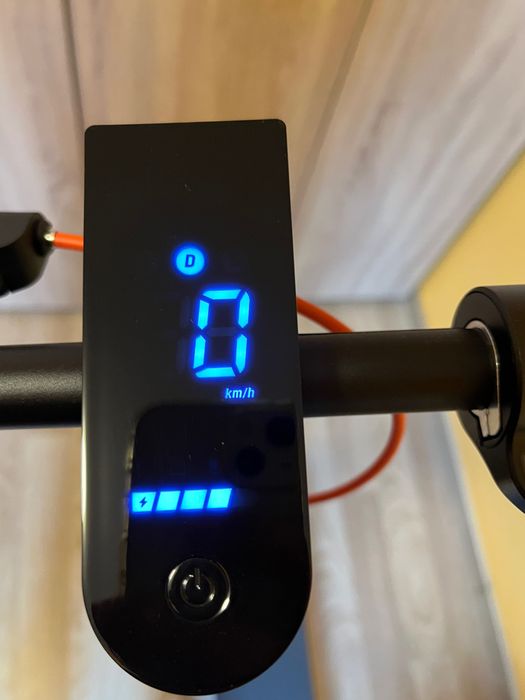 Продавам електрическа тротинетка Xiaomi Electric Scooter 4 Lite.