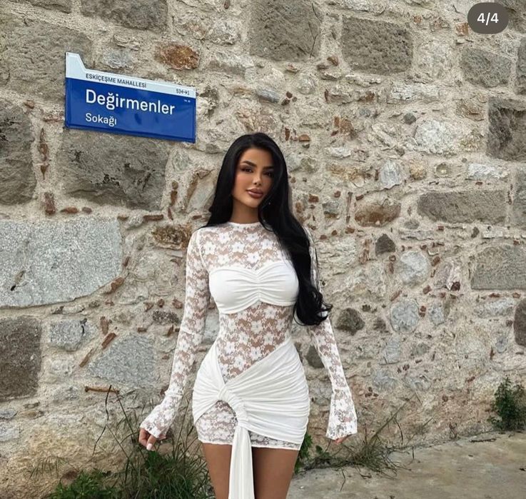 Платье мини с кружевом