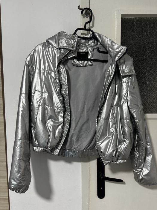 Зимно, сребърно яке Bershka