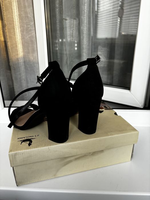 Босоножки на каблуке