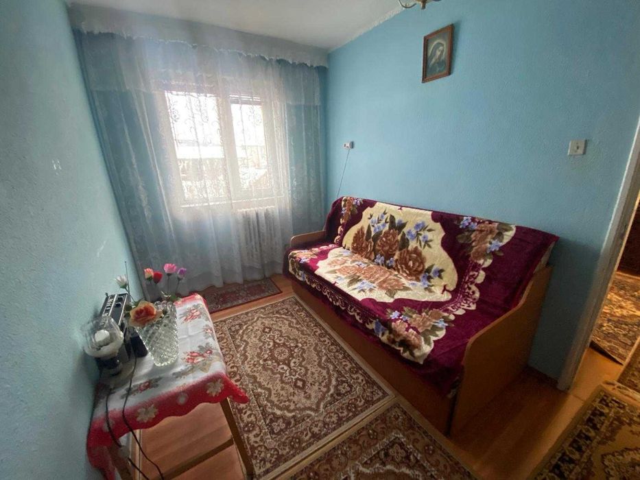 Vând apartament cu 3 camere, etaj 3, pret negociabil
