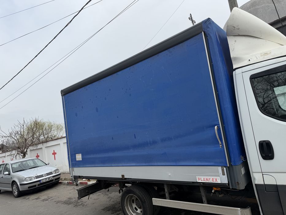 Bena cu prelata pe sine