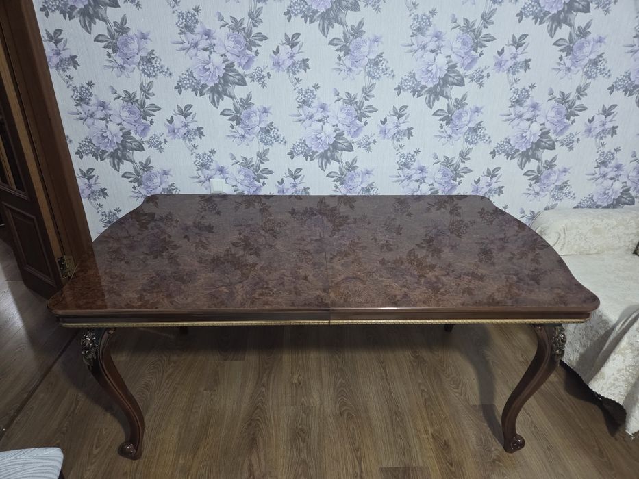 Продам стол в отличном состояний