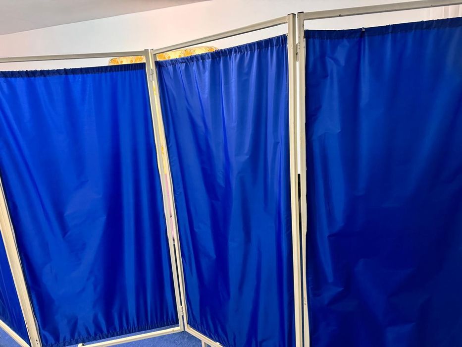 Продаю 2 медицинские кушетки и ширму