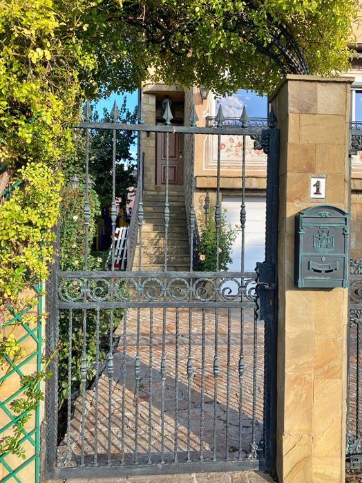 Продава се Къща в Банкя - 380 кв.м за 1798 €/кв.м - Снимка #1