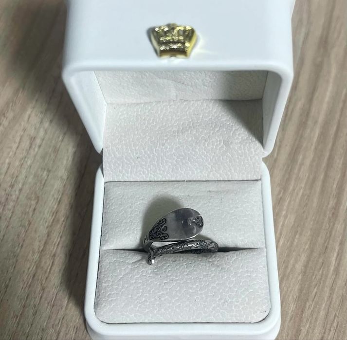 Продам кольцо из серебра