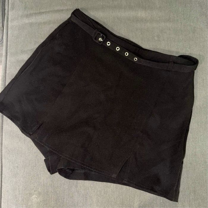 Дънкови бермуди, черна пола- панталон и спортни райрани панталони