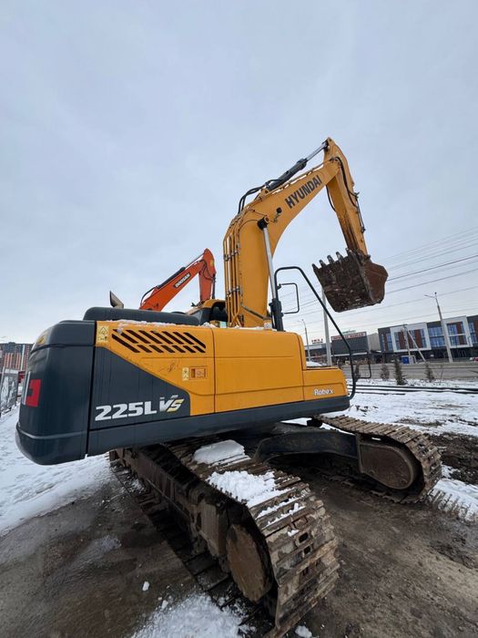 Hyundai 225 ekskavator ijaraga beriladi  strella 9m kovshasi 1 kubalik