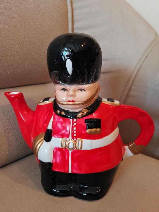 Порцеланов чайник "Войник"