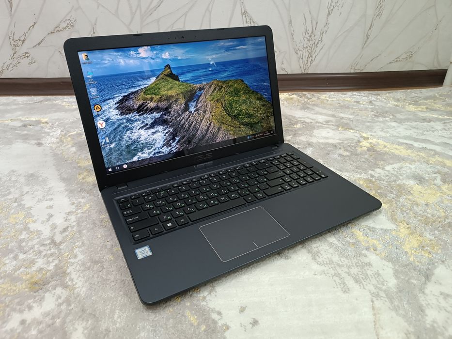Ноутбук ASUS i3-7thGen + Сумка.