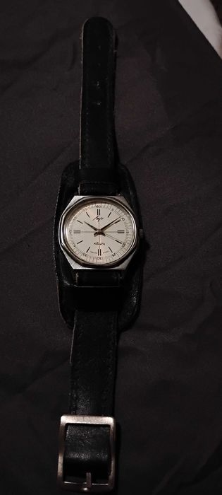 Часовник от СССР антика работи перфектно с батерия.