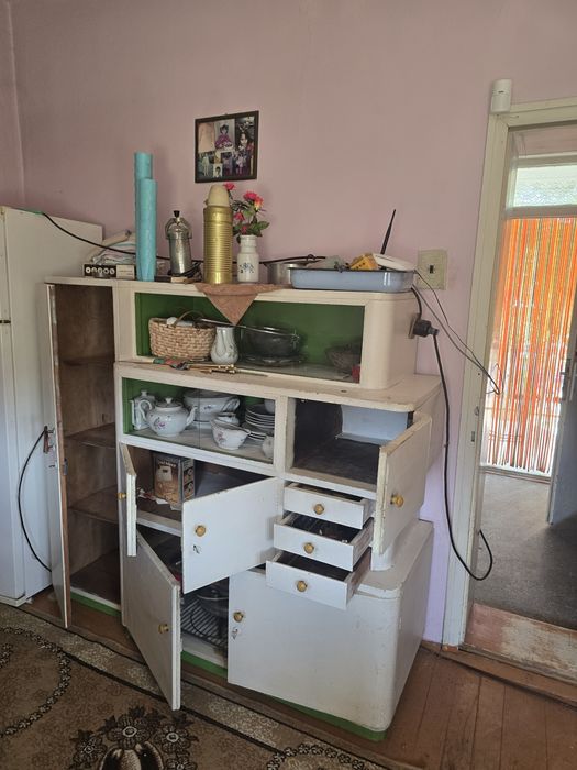 Стар кухненски бюфет