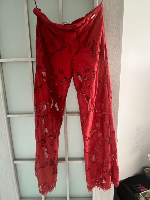 Pantalon rosu Guess