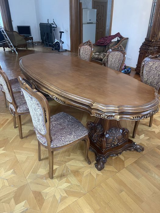 Продам стол для гостинной.