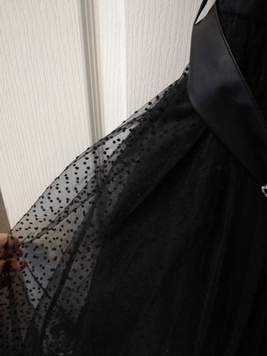 Официална, тюлена рокля на точки.