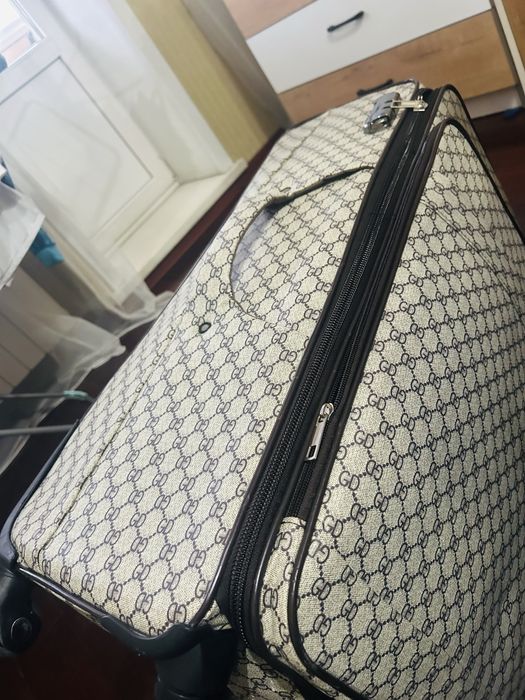 Чемодан на колесиках