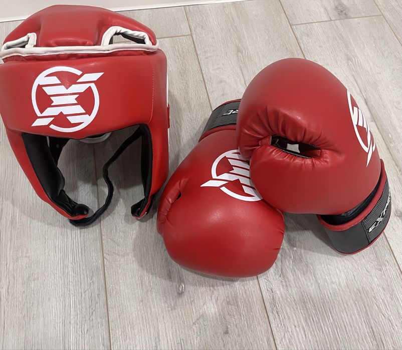 Продам шлем и перчатки