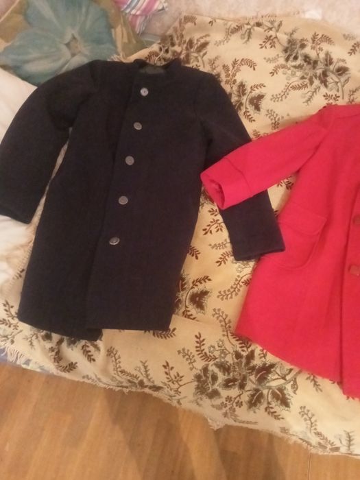 Пальто продаються