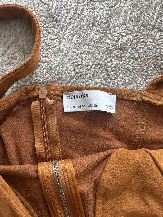 Велурена къса рокля Bershka