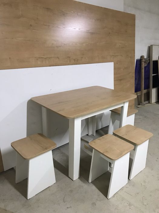 Стол/кухонный/табуретками