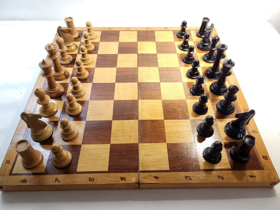 #2 Стар масивен дървен шах