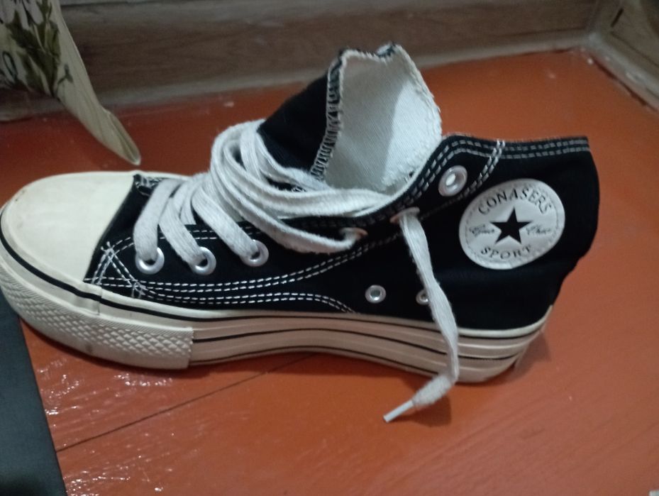 Кеды и кроссовки.