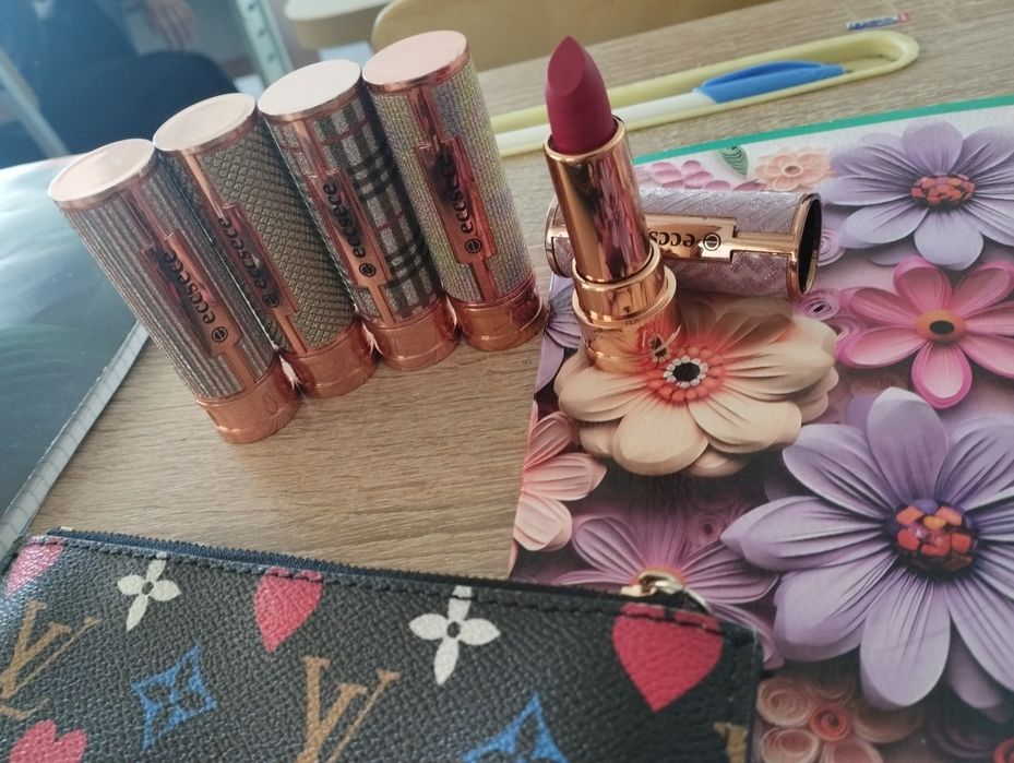 Eccsece помада для губ