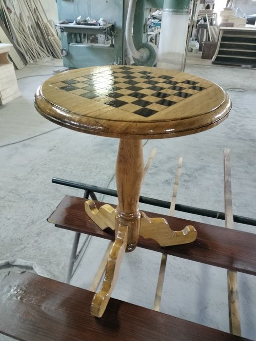 Masa pentru șah din lemn masiv de stejar  , veche , reparată și restaurată .