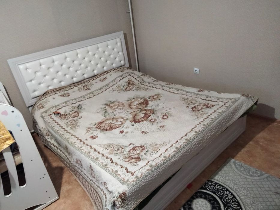 Продам спальный гарнитур