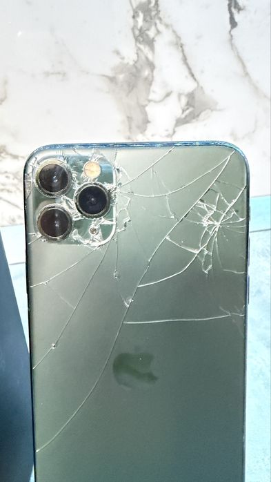 Iphone 11 pro max (spate fisurat)