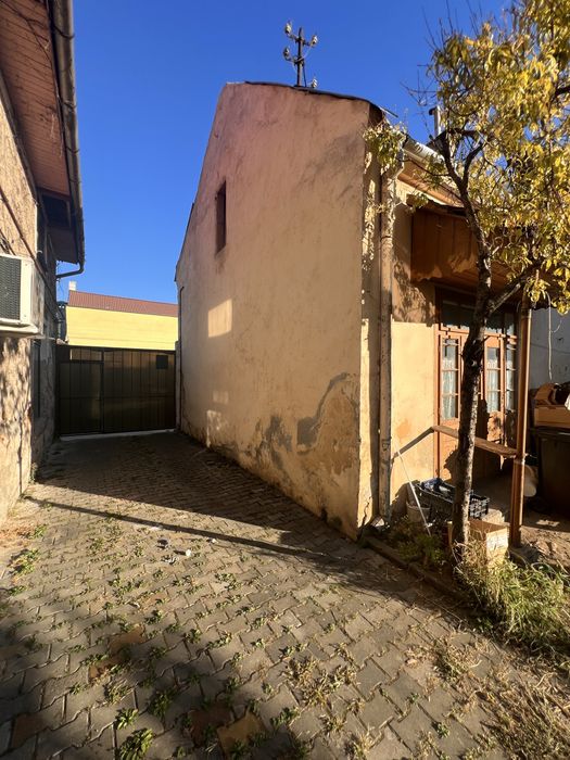 Casă cu curte pe Bd. Ferdinand I, Alba Iulia – zonă centrală, ideală pentru locuire sau activitate comercială