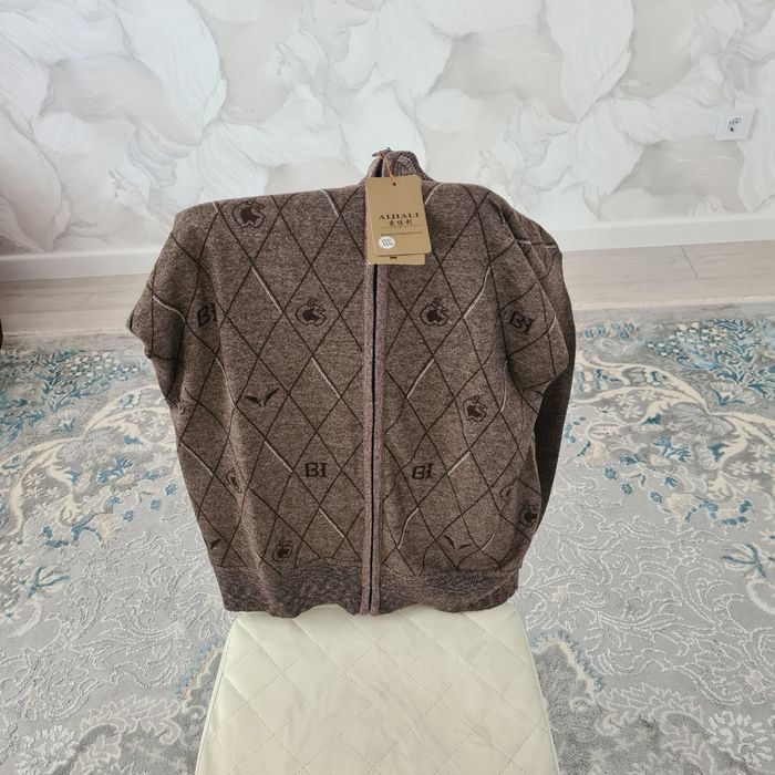 Продажа мужской одежды.