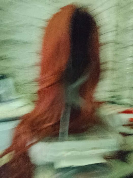 Червена дълга перука