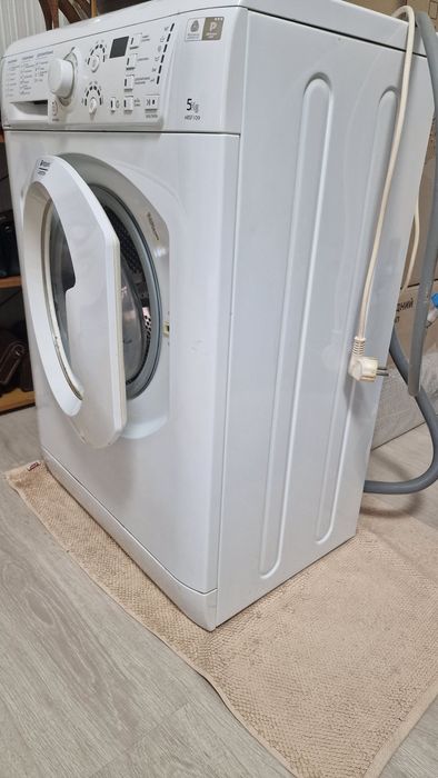Стиральная машина Аристон в рабочем состоянии