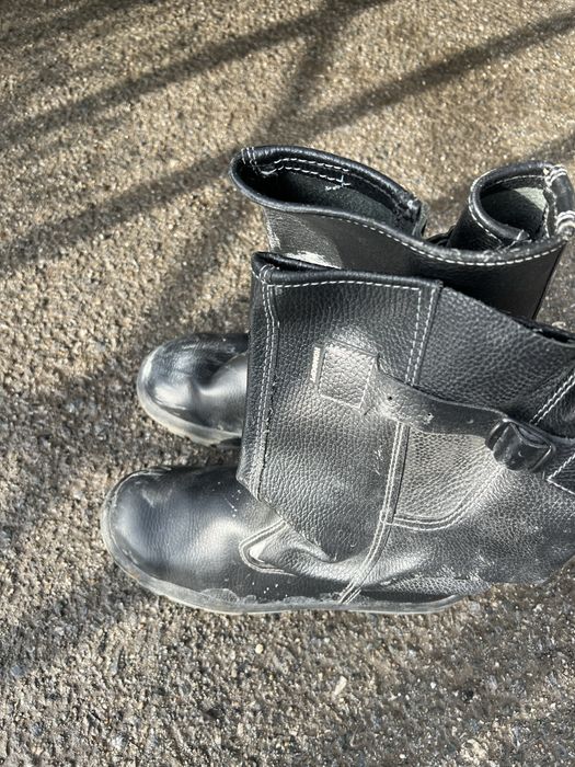 Продам спец обувь размер 42