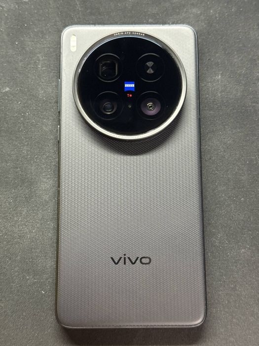 Vivo x200 ultra .